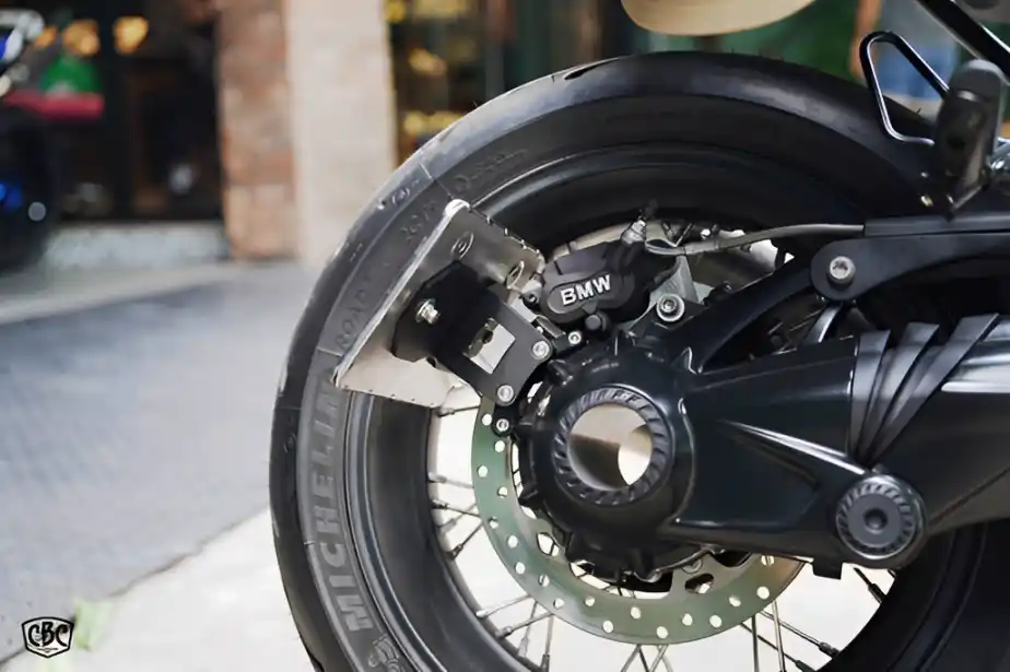 Pát Biển Số R NineT gắn hông