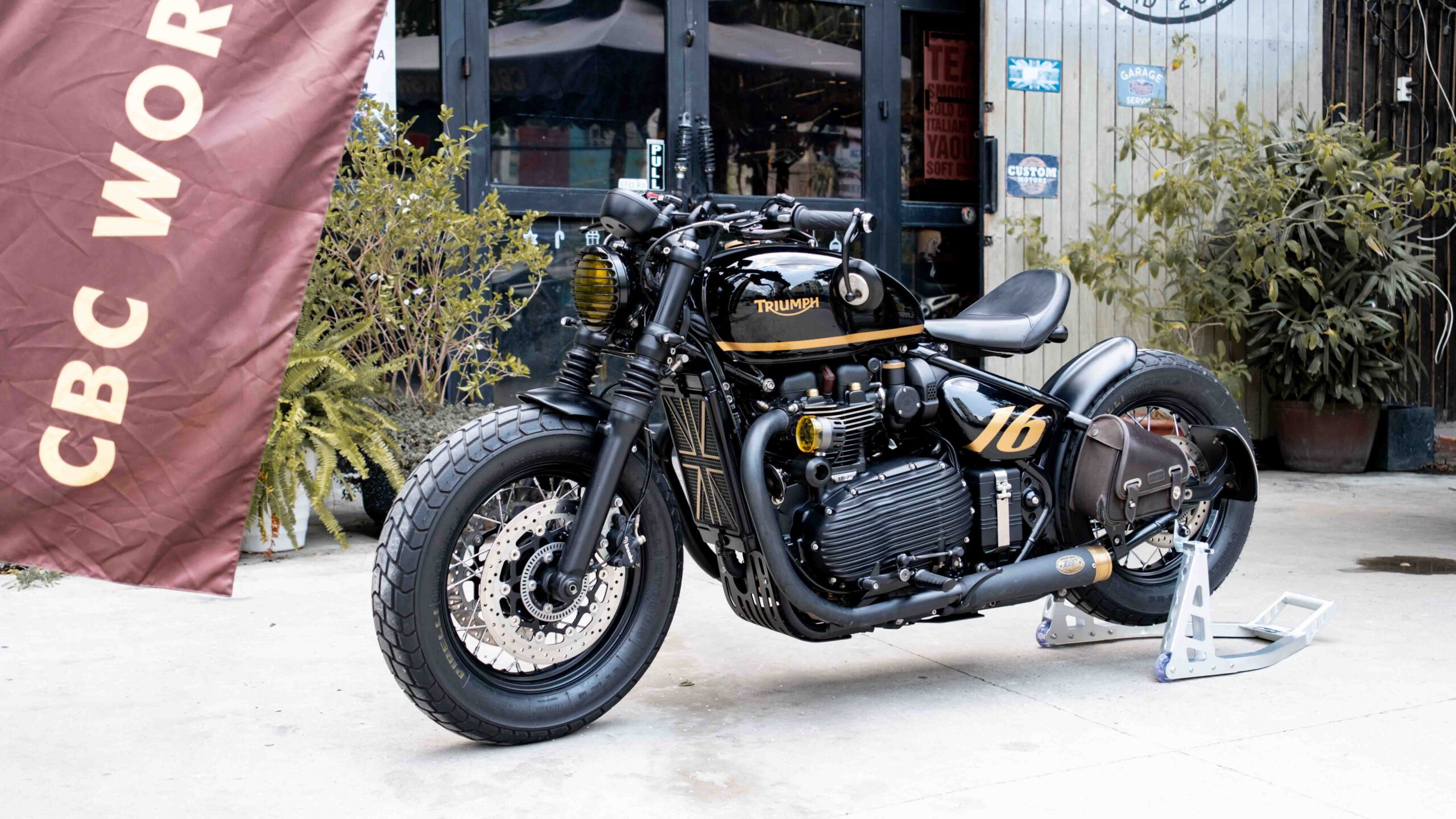 Triumph Bobber Gold-7633